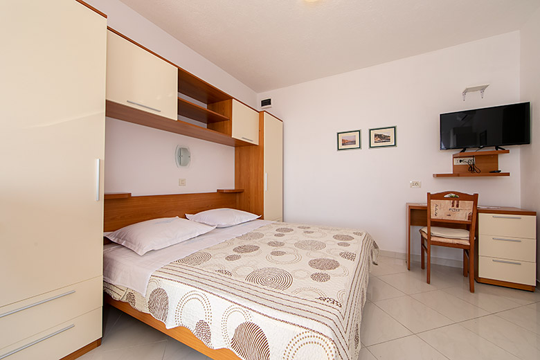 Apartments Dragutin, Brela - bedroom