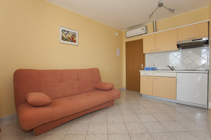 Apartments StoMarica, Brela - kitchen and sofa