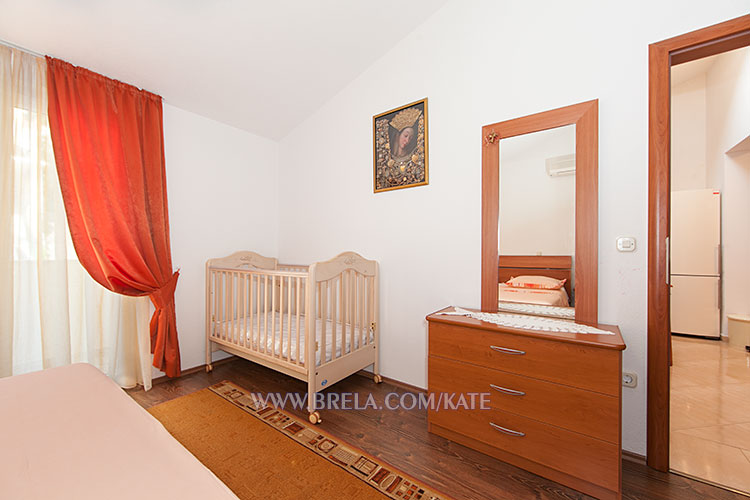 apartments Kate, Brela Soline - baby cradle, mirror