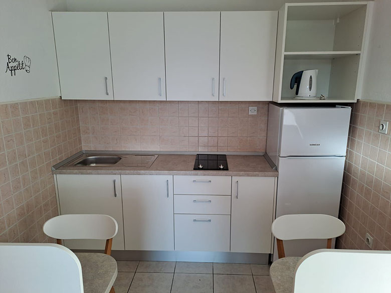 Apartments KIS Zelić, Brela - kitchen, Zimmer