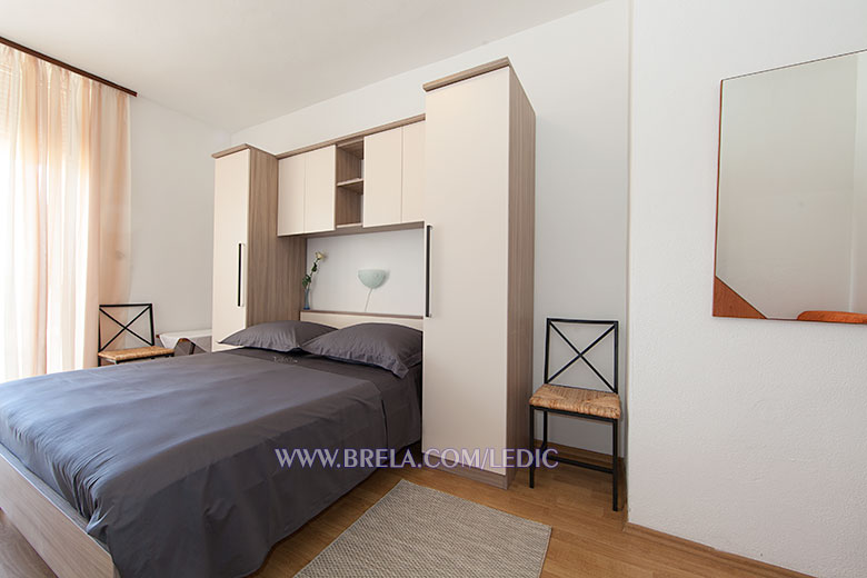 apartments Ledić, Brela - bedroom