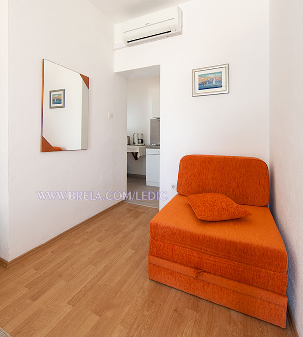 apartments Ledić, Brela - armchair as third bed