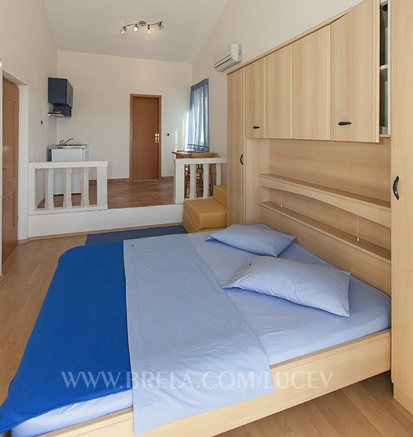 beds with view on dinning room and kitchen