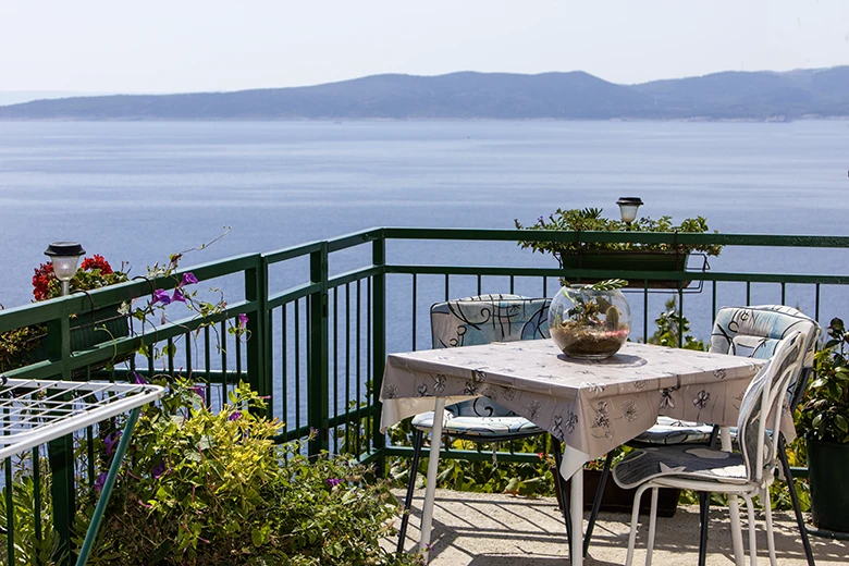 Apartments Mila, Brela - balcony with wide panoramic view on Adriatic sea, blue sea, blue sky, green nature