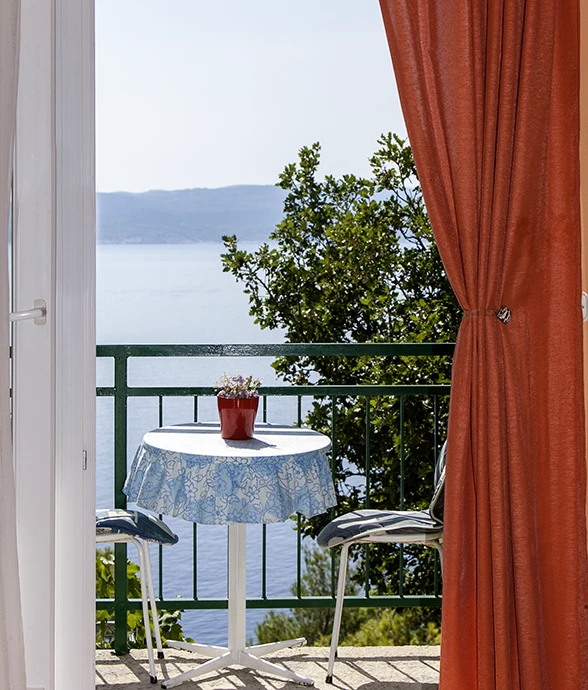 Apartments Mila, Brela - balcony with wide panoramic view on Adriatic sea, blue sea, blue sky, green nature