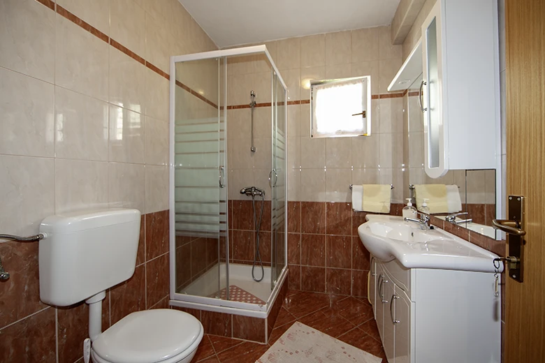 Apartments Mila, Brela - spacious bathroom