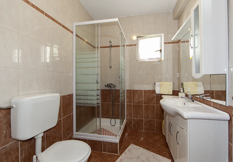 Apartments Mila, Brela - spacious bathroom