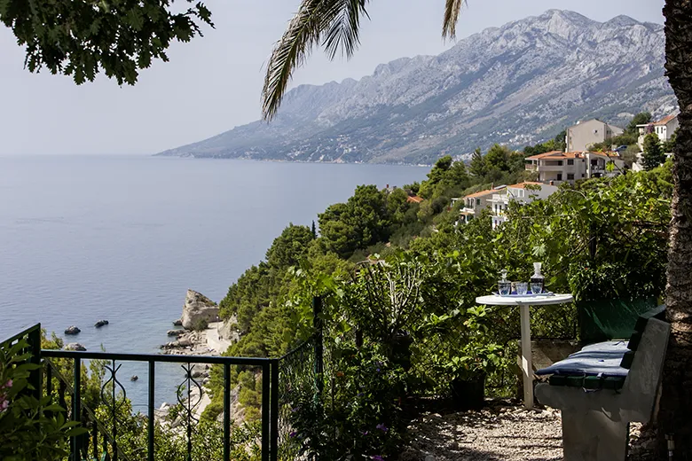 Apartments Mila, Brela - terrace with sea view in high trees shadow