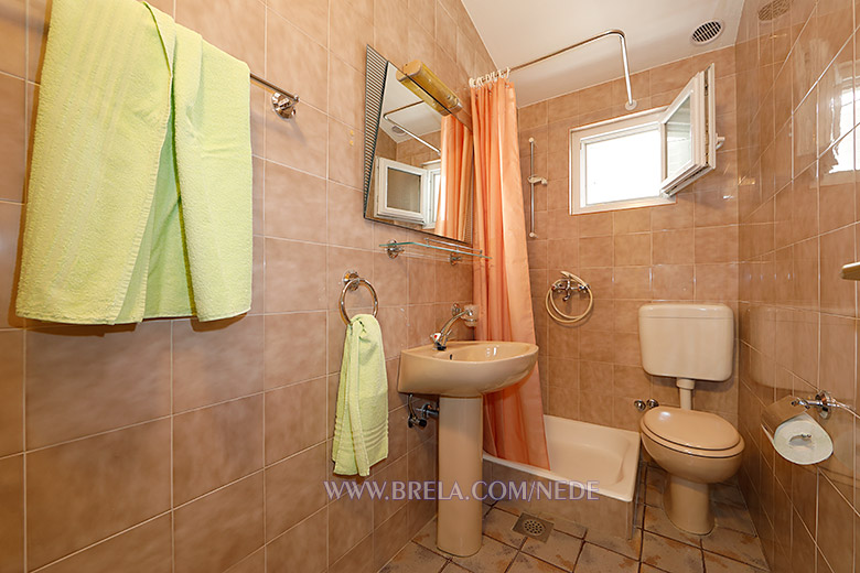 bathroom - apartments Nede, Brela