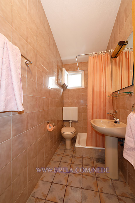 bathroom - apartments Nede, Brela