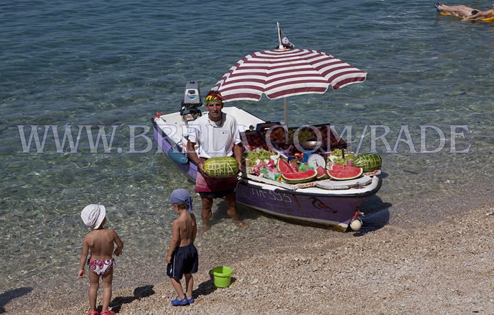 Fruits offer on the Brela's beaches