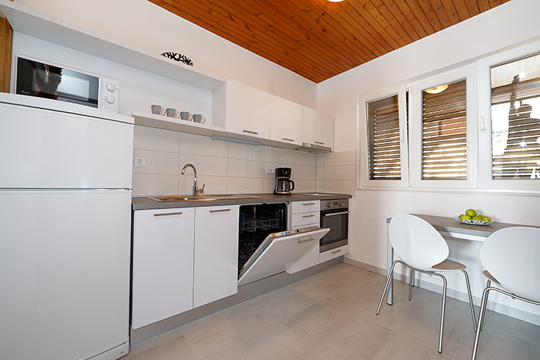apartments Ružica, Brela - kitchen