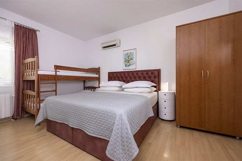 Apartments Škrabić, Brela - bedroom