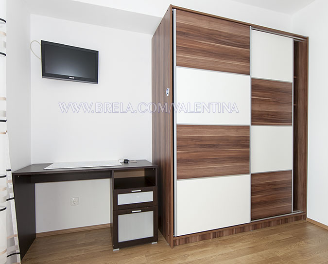 apartments Valentina, Brela Šćit - bedroom equipment, desk, TV, wardrobe
