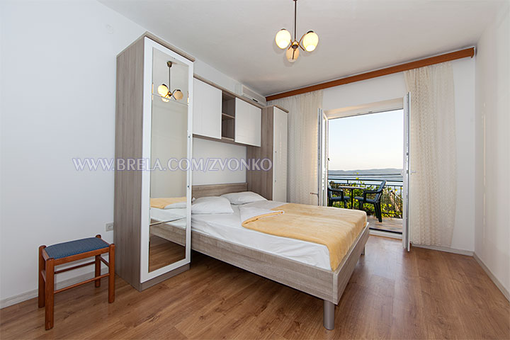 apartments Zvonko, Brela - bedroom with sea view